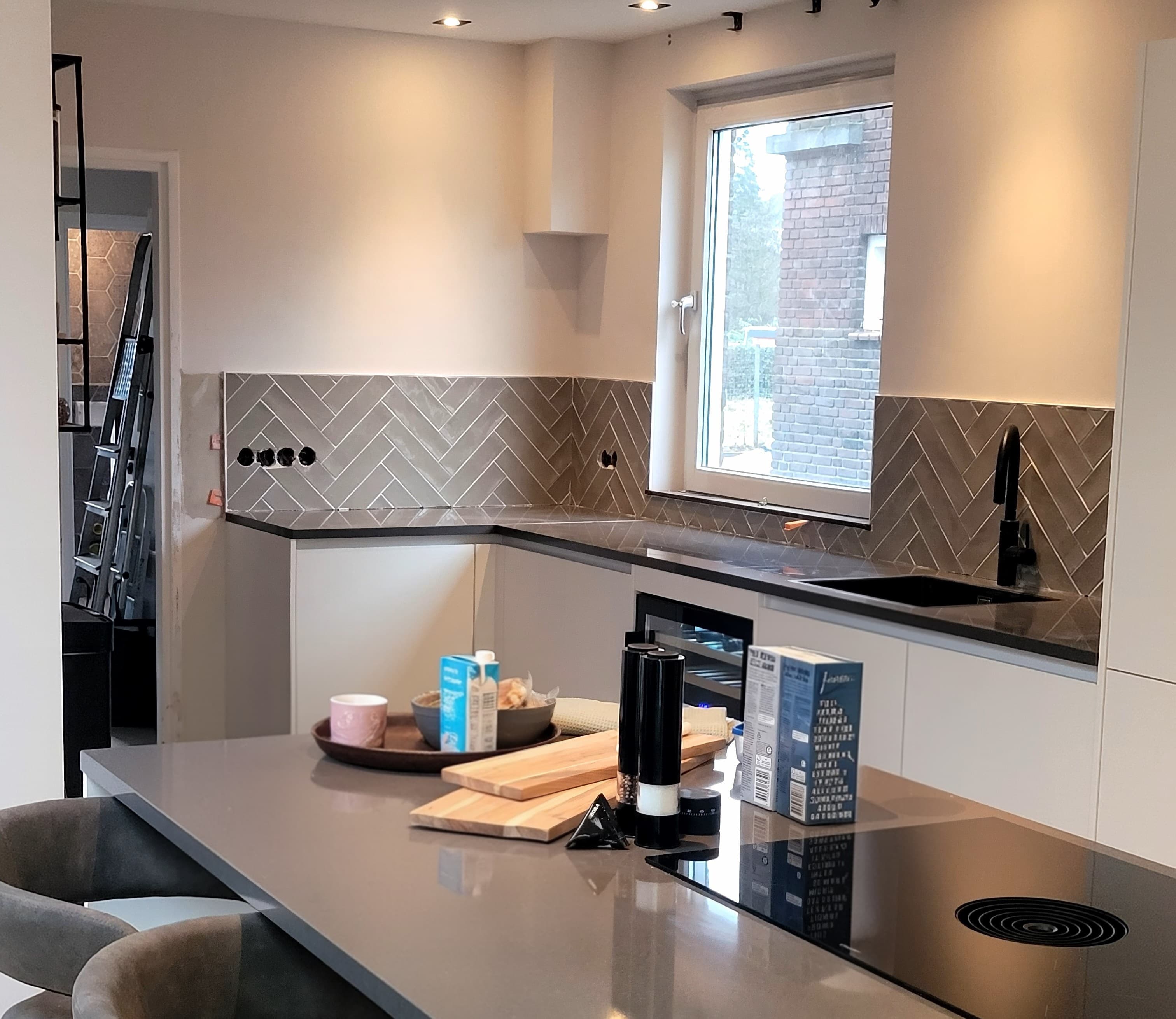 Układanie płytek w kuchni - nowoczesna zabudowa