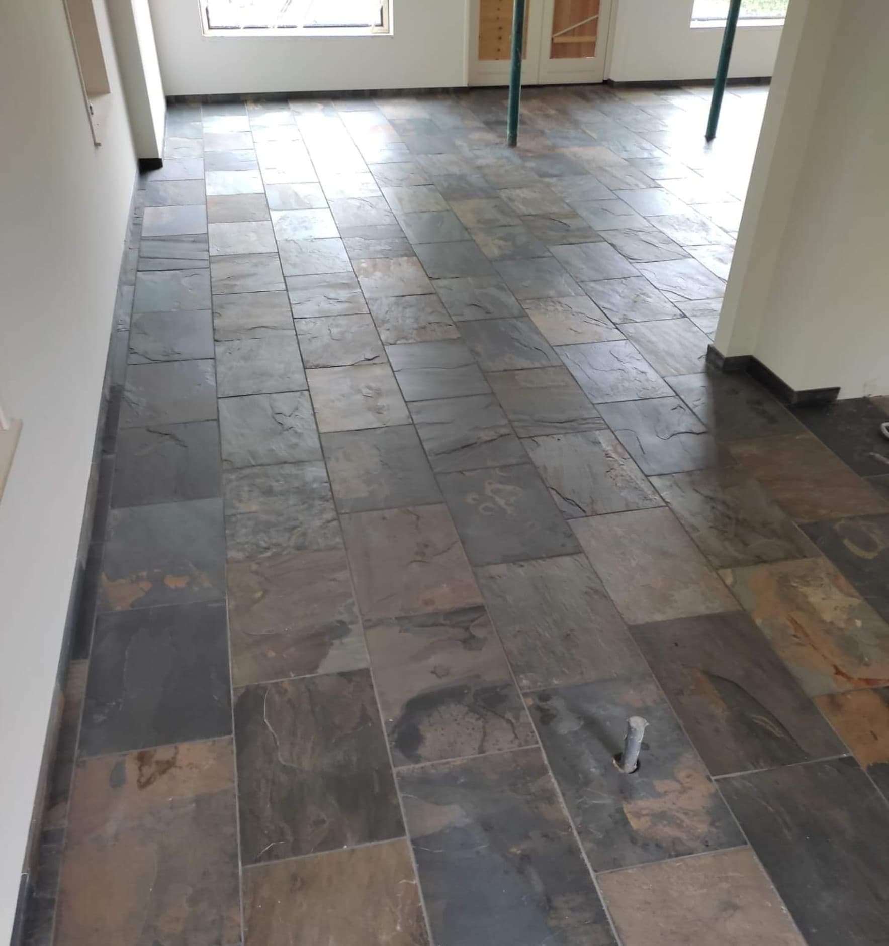 Podłoga z kamienia naturalnego – układanie płytek kamiennych w dużym formacie