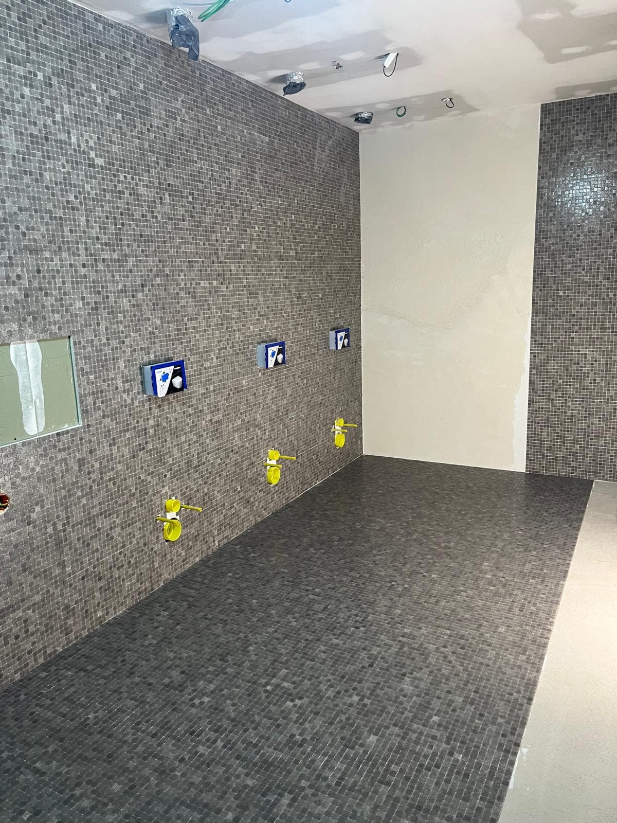 Łazienka z mozaiką - ściany i podłogi