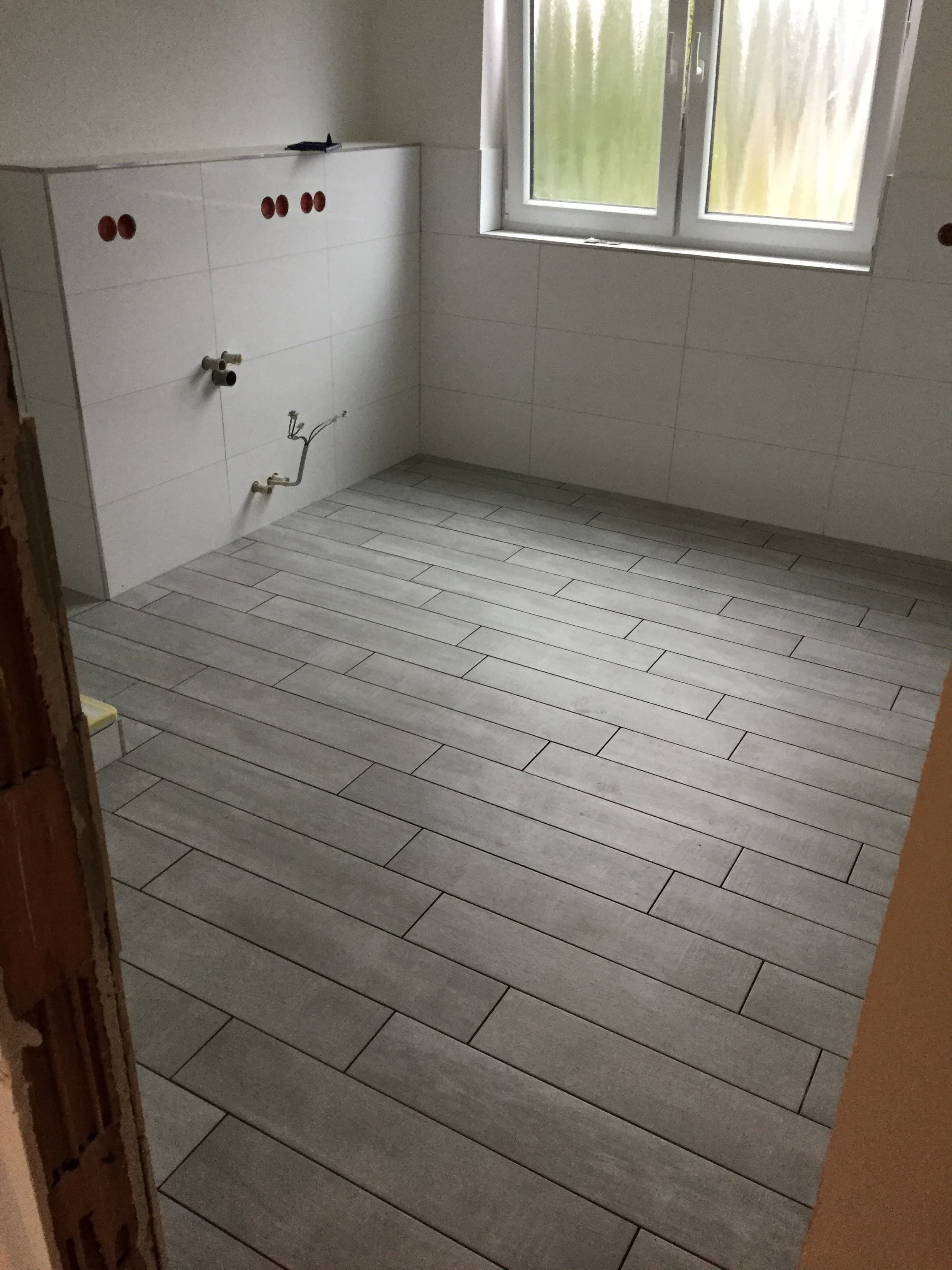 Układanie płytek podłogowych w łazience