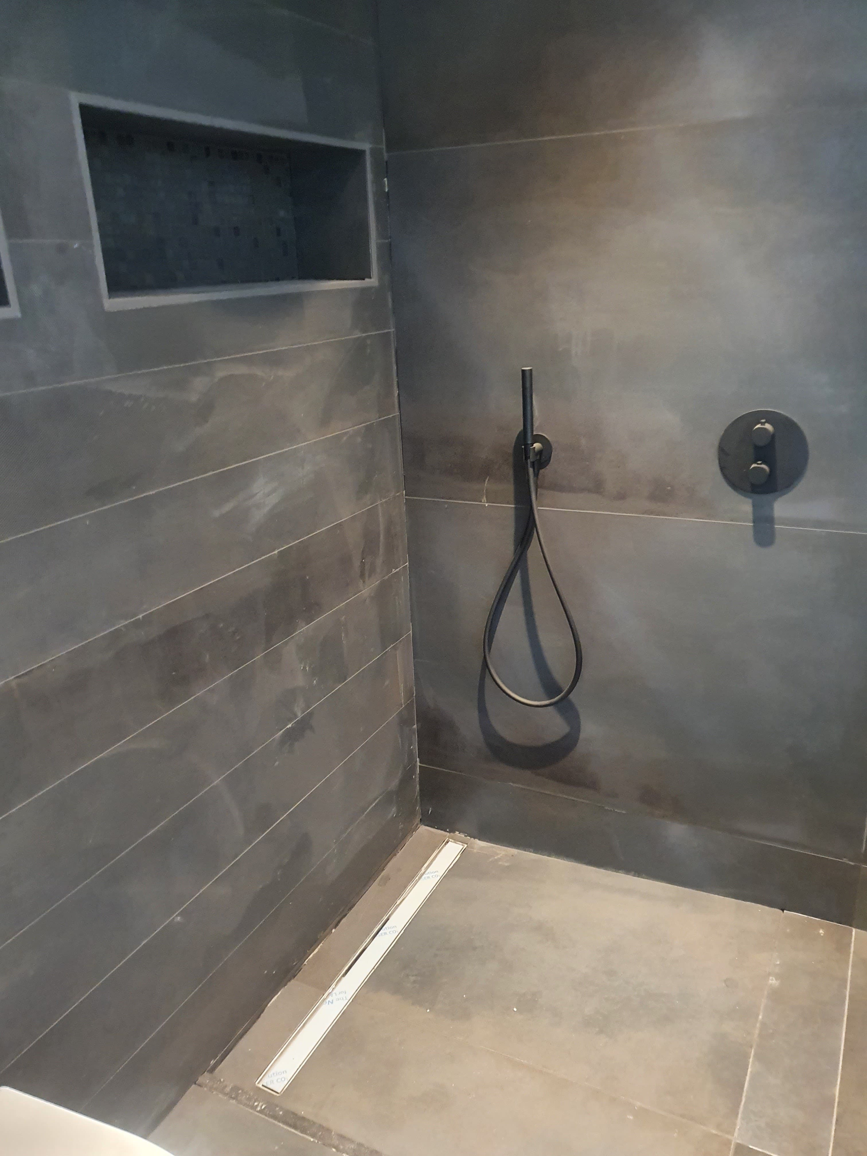 Prysznic walk-in, odpływ liniowy